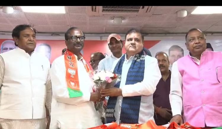कांग्रेस नेता एसपी सिंह ने थामा बीजेपी का दामन, समर्थकों संग हुए भाजपा में हुए शामिल