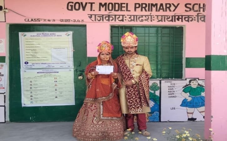 उत्तराखंड: मतदान के दिन आई जिम्मेदारी निभाने वाली खूबसूरत तस्वीरें, विदाई से पहले वोट डालने पहुंची दुल्हन