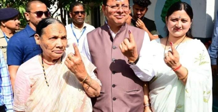 Breaking: CM धामी ने खटीमा के नगरा तराई और कैबिनेट मंत्री रेखा आर्य ने सोमेश्वर में किया मतदान