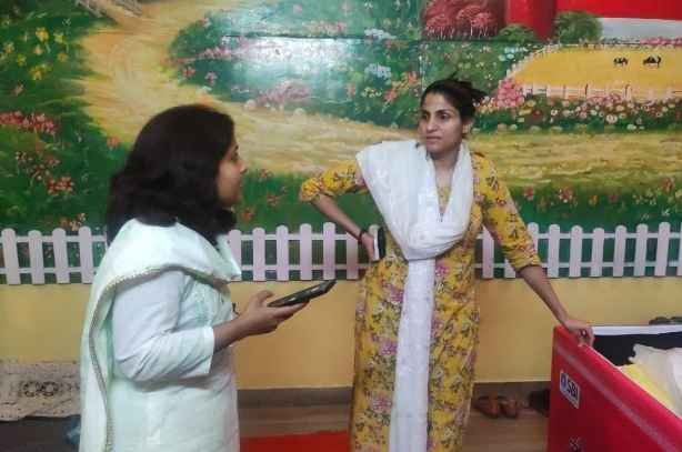देहरादून: DM ने शेरवूड स्कूल में बने आदर्श महिला बूथ का निरीक्षण किया