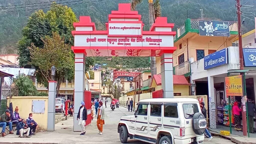 श्रीनगर बेस अस्पताल: OPD में पर्चा बनाने के लिए बस QR कोड करना होगा स्कैन..