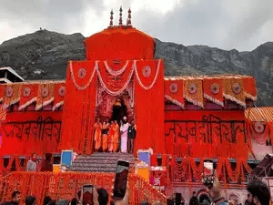 वैदिक मंत्रोच्चार के साथ श्रद्धालुओं के लिए खुल गए श्री बद्रीनाथ धाम के कपाट..