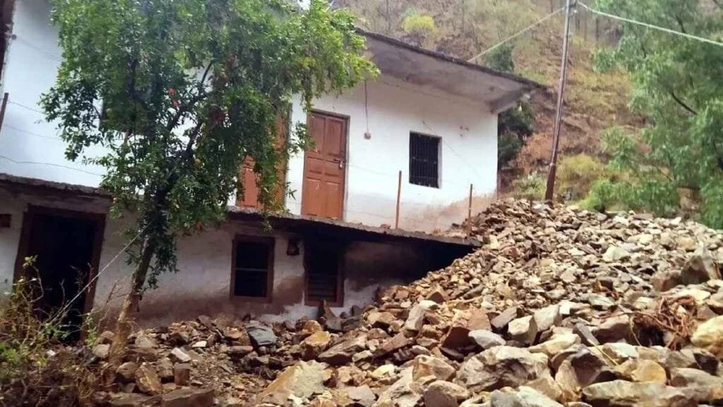 बीरोंखाल के कुणजोली गांव में बादल फटा, दुकानों के साथ लगभग 30 मीटर सड़क क्षतिग्रस्त