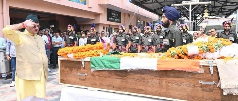 हरिद्वार पहुँचे सैनिक कल्याण मंत्री, शहीद मेजर प्रणय नेगी के पार्थिव शरीर पर पुष्प चक्र अर्पित कर दी श्रद्धांजलि