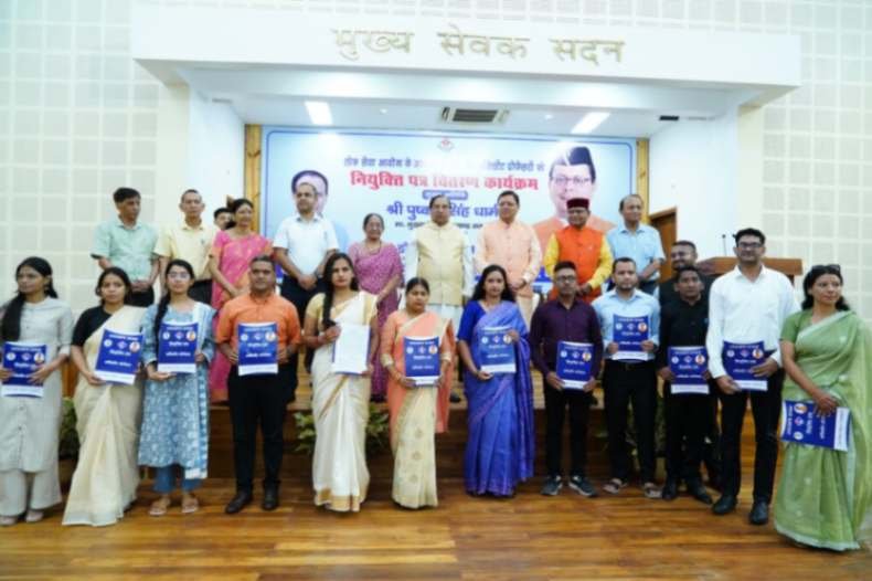 72 असिस्टेंट प्रोफेसर को मुख्यमंत्री धामी ने सौंपे नियुक्ति पत्र