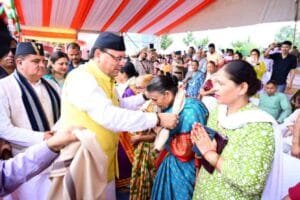 सीएम धामी ने स्वतंत्रता दिवस पर शहीदों के परिजनों का किया सम्मान..