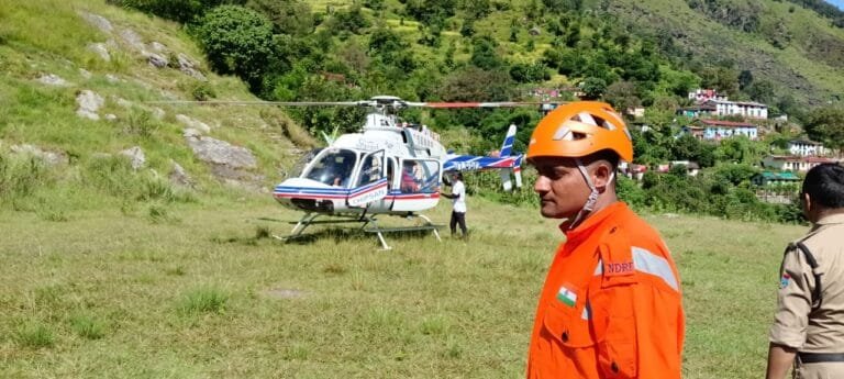 आदि कैलाश मार्ग पर अलग-अलग स्थानों पर फंसे यात्रियों का किया गया सुरक्षित रेस्क्यू आदि कैलाश मार्ग पर अलग-अलग स्थानों पर फंसे यात्रियों का किया गया सुरक्षित रेस्क्यू