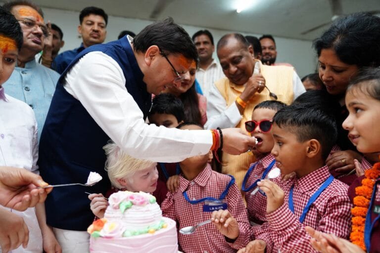 मुख्यमंत्री धामी अपने जन्मदिवस पर दृष्टि बाधितार्थ बच्चों के बीच पहुँचे, केक काटकर बच्चों के साथ मनाया जन्मदिन मुख्यमंत्री धामी अपने जन्मदिवस पर दृष्टि बाधितार्थ बच्चों के बीच पहुँचे, केक काटकर बच्चों के साथ मनाया जन्मदिन