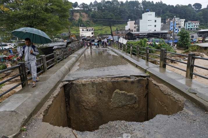 नेपाल में बाढ़ का कहर: कई पुल ढह गए और बाढ़ के पानी में बह गए, भयानक दृश्य सामने आए | घड़ी नेपाल में बाढ़ का कहर: कई पुल ढह गए और बाढ़ के पानी में बह गए, भयानक दृश्य सामने आए | घड़ी