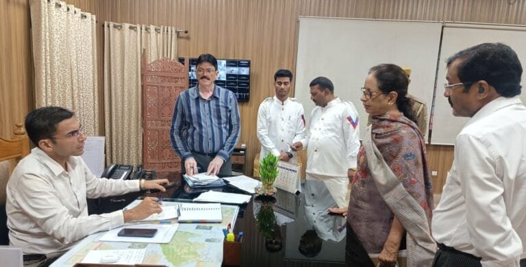जिलाधिकारी सविन बसंल अपने कार्यालय कक्ष में प्रतिदिन सुन रहे जनमानस की समस्या जिलाधिकारी सविन बसंल अपने कार्यालय कक्ष में प्रतिदिन सुन रहे जनमानस की समस्या