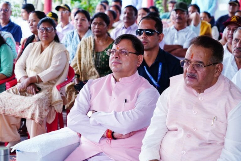 सीएम ने अनारवाला में सुना प्रधानमंत्री नरेन्द्र मोदी के मन की बात का 114वां संस्करण सीएम ने अनारवाला में सुना प्रधानमंत्री नरेन्द्र मोदी के मन की बात का 114वां संस्करण