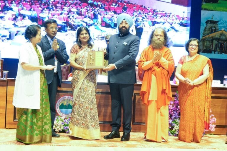 राज्यपाल ने सराहनीय सेवाएं देने वाले डॉक्टर्स को सम्मानित किया राज्यपाल ने सराहनीय सेवाएं देने वाले डॉक्टर्स को सम्मानित किया