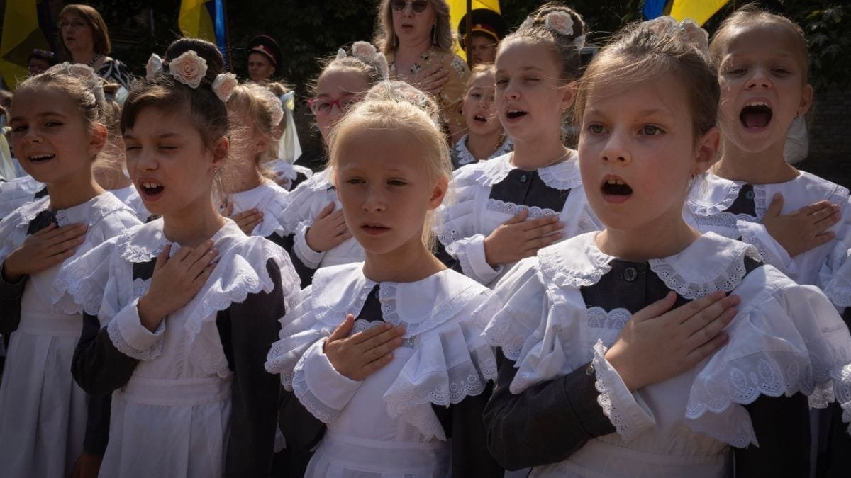 रूसी बमबारी के बीच यूक्रेनी बच्चे भूमिगत आश्रय में स्कूल लौट रहे हैं – फ़र्स्टपोस्ट