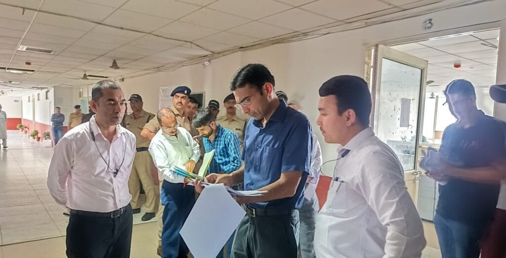 डीएम की दो टूक, लापरवाह नौकरशाही नहीं होगी बर्दाश्त डीएम की दो टूक, लापरवाह नौकरशाही नहीं होगी बर्दाश्त