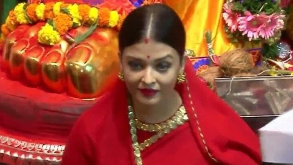 जब ऐश्वर्या राय गणेश चतुर्थी के मौके पर लाल साड़ी पहनकर लालबागचा राजा के दर्शन करने पहुंचीं। देखें | बॉलीवुड