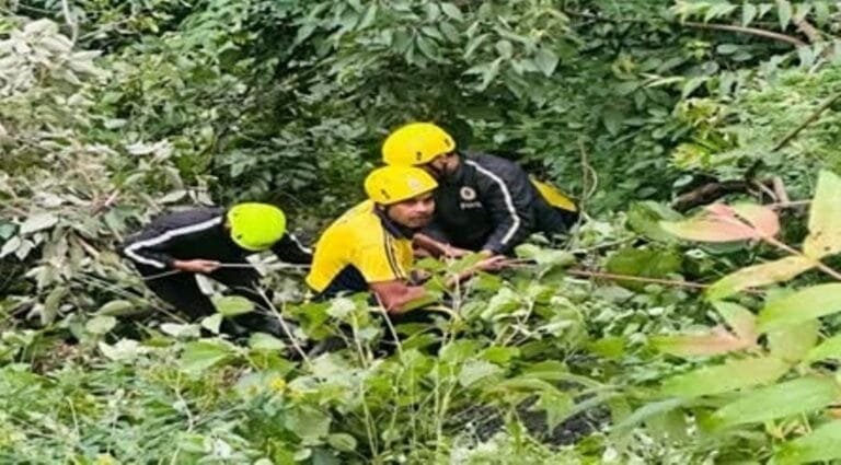 मसूरी मार्ग पर पर्यटकों का वाहन खाई में गिरा, दो लोगों की मौत, चार घायल मसूरी मार्ग पर पर्यटकों का वाहन खाई में गिरा, दो लोगों की मौत, चार घायल