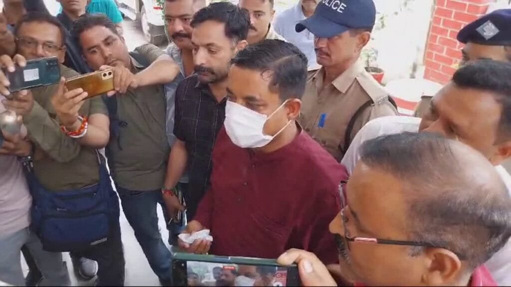 महिला से दुष्कर्म व बेटी से छेड़छाड़ का आरोपी पूर्व बीजेपी नेता मुकेश बोरा गिरफ्तार महिला से दुष्कर्म व बेटी से छेड़छाड़ का आरोपी पूर्व बीजेपी नेता मुकेश बोरा गिरफ्तार