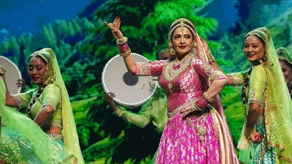 रेखा ने 69 साल की उम्र में IIFA 2024 में 20 मिनट तक नृत्य करके प्रशंसकों को मंत्रमुग्ध कर दिया: वह उस उम्र में ये नृत्य कैसे कर सकती हैं | बॉलीवुड