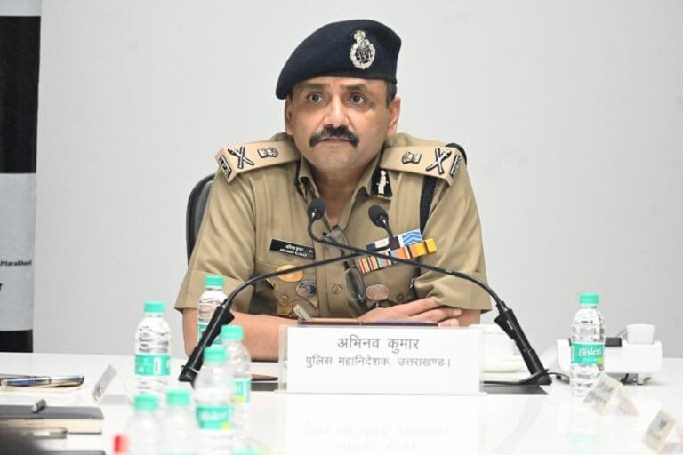 केंद्रीय गृह मंत्री के दौरे को लेकर डीजीपी ने ली पुलिस अधिकारियों की बैठक केंद्रीय गृह मंत्री के दौरे को लेकर डीजीपी ने ली पुलिस अधिकारियों की बैठक