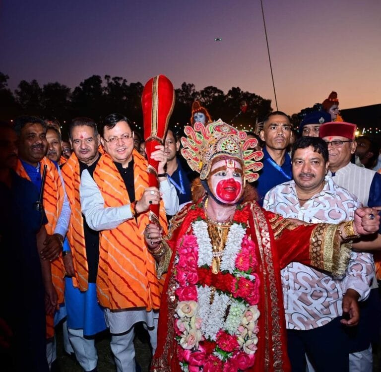 दशहरा महोत्सव में शामिल हुए सीएम, बोले-दशहरा हमारी सांस्कृतिक धरोहर का अमूल्य हिस्सा दशहरा महोत्सव में शामिल हुए सीएम, बोले-दशहरा हमारी सांस्कृतिक धरोहर का अमूल्य हिस्सा