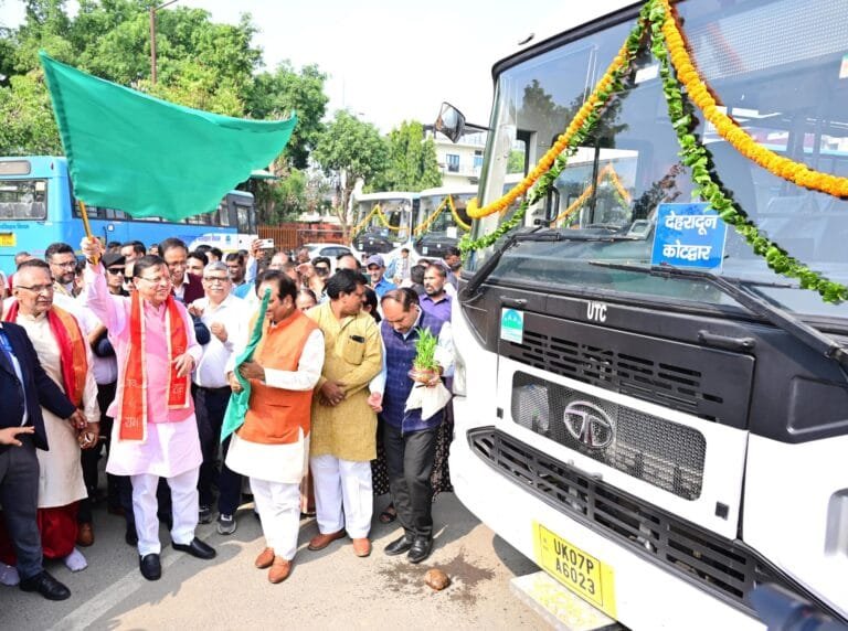 मुख्यमंत्री ने दीपावली पर्व पर प्रदेशवासियों को दी 130 नई बसों की सौगात मुख्यमंत्री ने दीपावली पर्व पर प्रदेशवासियों को दी 130 नई बसों की सौगात