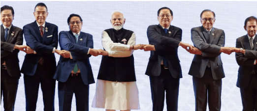 आसियान का चीन से तकरार, भारत से संबंध सुधारने का करार; पीएम बोले- आखिर हम हैं पड़ोसी आसियान का चीन से तकरार, भारत से संबंध सुधारने का करार; पीएम बोले- आखिर हम हैं पड़ोसी