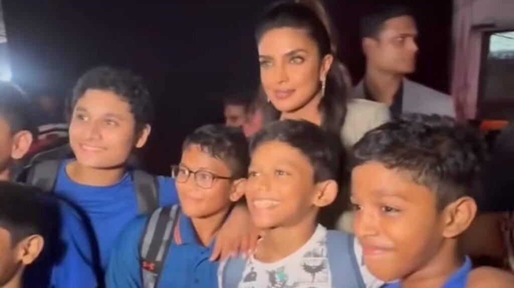 छोटे प्रशंसकों के साथ तस्वीरें क्लिक करने के लिए कार्यक्रम से हटीं प्रियंका चोपड़ा, इंटरनेट पर छा गईं: ‘वह एक प्यारी हैं’ | बॉलीवुड