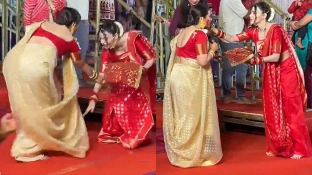 दुर्गा पंडाल में सिन्दूर खेला के दौरान जब शर्लिन चोपड़ा ने उनके पैर छूने की कोशिश की तो रानी मुखर्जी ने प्रतिक्रिया व्यक्त की। देखो | बॉलीवुड