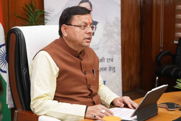 संवेदनशील सरकारः वर्षों बाद हुई घर वापसी तो भर आई आंखें संवेदनशील सरकारः वर्षों बाद हुई घर वापसी तो भर आई आंखें