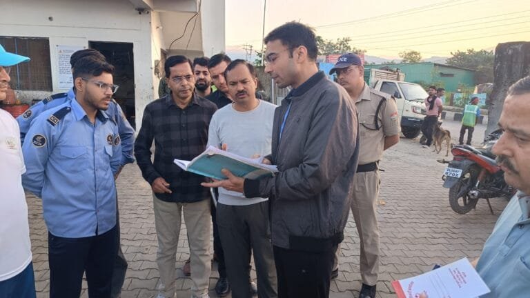 डोर टू डोर कूड़ा उठान व्यवस्थाओं पर डीएम सविन बंसल का औचक निरीक्षण डोर टू डोर कूड़ा उठान व्यवस्थाओं पर डीएम सविन बंसल का औचक निरीक्षण