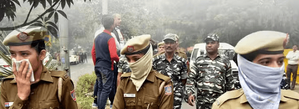 अगले छह दिन दिल्लीवालों के लिए भारी: बेहद खराब हवा में लेनी होंगी सांसें, फेफड़ों में घुलेगा जहर; घुटेगा दम अगले छह दिन दिल्लीवालों के लिए भारी: बेहद खराब हवा में लेनी होंगी सांसें, फेफड़ों में घुलेगा जहर; घुटेगा दम