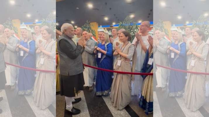 ब्रिक्स शिखर सम्मेलन: कज़ान में पीएम मोदी के स्वागत में रूसी नागरिकों ने किया कृष्ण भजन | घड़ी ब्रिक्स शिखर सम्मेलन: कज़ान में पीएम मोदी के स्वागत में रूसी नागरिकों ने किया कृष्ण भजन | घड़ी