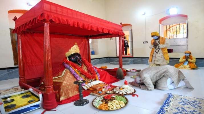 पीएम मोदी द्वारा उपहार में दिया गया देवी काली का मुकुट बांग्लादेश के जेशोरेश्वरी मंदिर से चोरी हो गया पीएम मोदी द्वारा उपहार में दिया गया देवी काली का मुकुट बांग्लादेश के जेशोरेश्वरी मंदिर से चोरी हो गया