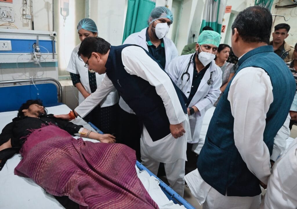 मुख्यमंत्री ने रामनगर पहुंचकर घायलों का हालचाल जाना