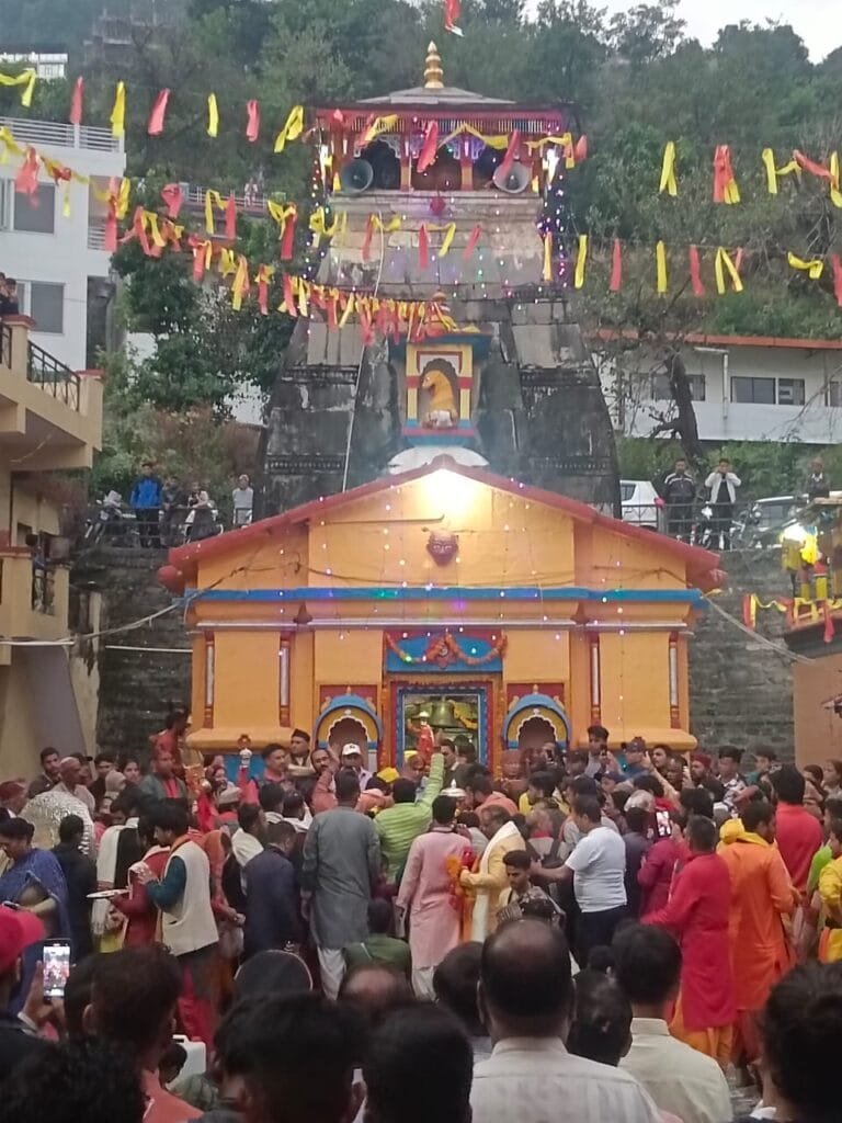 बाबा केदारनाथ की पंचमुखी डोली विश्वनाथ मंदिर गुप्तकाशी पहुंची बाबा केदारनाथ की पंचमुखी डोली विश्वनाथ मंदिर गुप्तकाशी पहुंची