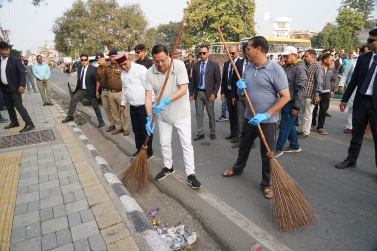 सीएम धामी ने झाड़़ू लगाकर दिया स्वच्छता का संदेश सीएम धामी ने झाड़़ू लगाकर दिया स्वच्छता का संदेश
