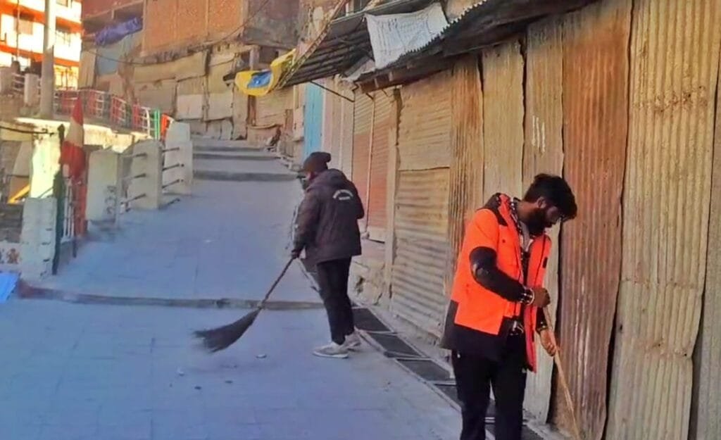 नगर पंचायत बदरीनाथ ने यात्रा समापन के बाद चलाया धाम में सफाई अभियान नगर पंचायत बदरीनाथ ने यात्रा समापन के बाद चलाया धाम में सफाई अभियान