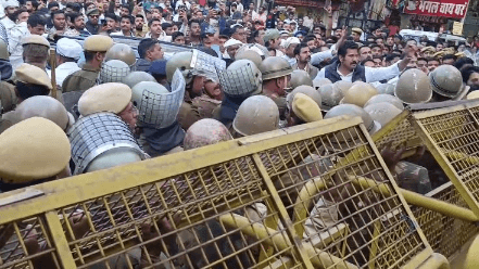 राजतिलक के बाद विश्वराज सिंह को कुल देवता के दर्शन की मनाही पर तनाव, पुलिस ने संभाला मोर्चा राजतिलक के बाद विश्वराज सिंह को कुल देवता के दर्शन की मनाही पर तनाव, पुलिस ने संभाला मोर्चा