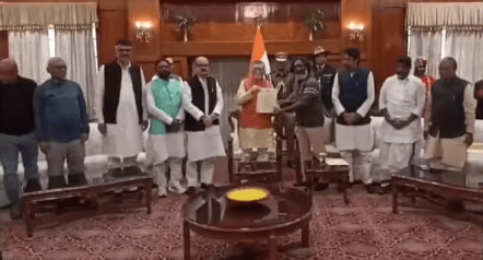 राज्यपाल से मिले हेमंत सोरेन, दोबारा सरकार बनाने का पेश किया दावा राज्यपाल से मिले हेमंत सोरेन, दोबारा सरकार बनाने का पेश किया दावा
