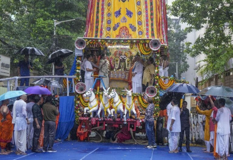 ओडिशा सरकार को आश्वासन देने के बावजूद इस्कॉन ने अमेरिका के ह्यूस्टन में असामयिक रथ यात्रा का आयोजन किया, जिसकी आलोचना हो रही है ओडिशा सरकार को आश्वासन देने के बावजूद इस्कॉन ने अमेरिका के ह्यूस्टन में असामयिक रथ यात्रा का आयोजन किया, जिसकी आलोचना हो रही है