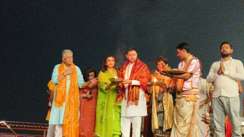 परिणीति चोपड़ा, राघव चड्ढा ने वाराणसी में की गंगा आरती। तस्वीरें देखें | बॉलीवुड