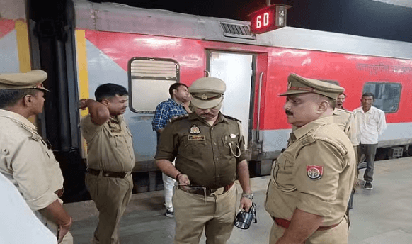 बिहार सम्पर्क क्रांति में बम की खबर से हड़कंप: गोंडा में ट्रेन रोककर की गई तलाशी बिहार सम्पर्क क्रांति में बम की खबर से हड़कंप: गोंडा में ट्रेन रोककर की गई तलाशी