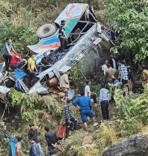 अल्मोड़ा में बस खाई में गिरी, तीन दर्जन से अधिक यात्रियों की मौत, कई घायल अल्मोड़ा में बस खाई में गिरी, तीन दर्जन से अधिक यात्रियों की मौत, कई घायल