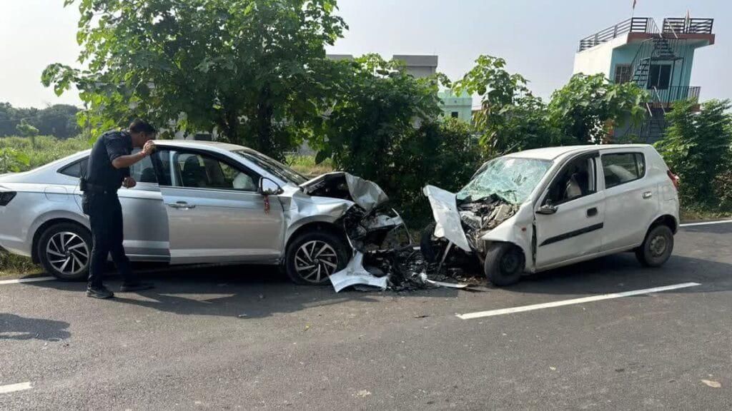 फॉक्सवैगन व ऑल्टो कार की टक्कर से 2 लोगों की मौत, 3 घायल फॉक्सवैगन व ऑल्टो कार की टक्कर से 2 लोगों की मौत, 3 घायल