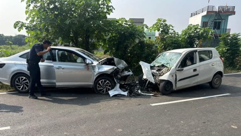 फॉक्सवैगन व ऑल्टो कार की टक्कर से 2 लोगों की मौत, 3 घायल फॉक्सवैगन व ऑल्टो कार की टक्कर से 2 लोगों की मौत, 3 घायल
