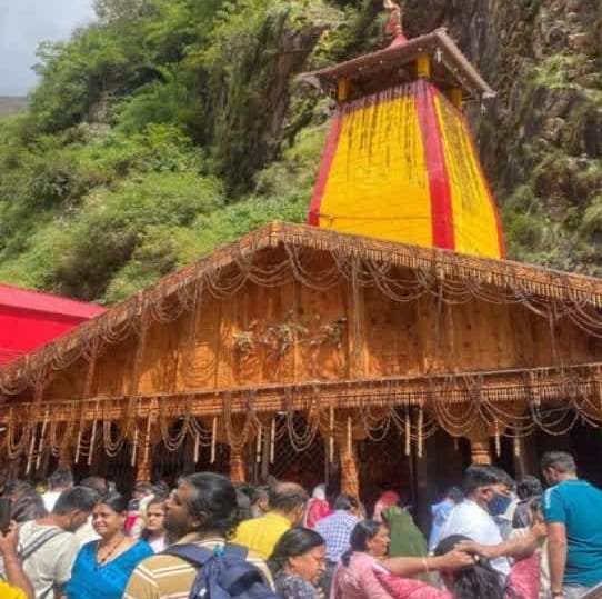 अभिजीत मुहूर्त में शीतकाल के लिए बंद हुए यमुनोत्री धाम के कपाट अभिजीत मुहूर्त में शीतकाल के लिए बंद हुए यमुनोत्री धाम के कपाट