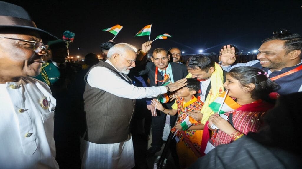 ऐतिहासिक यात्रा पर नाइजीरिया पहुंचे पीएम मोदी, प्रवासी भारतीयों ने किया भव्य स्वागत | घड़ी ऐतिहासिक यात्रा पर नाइजीरिया पहुंचे पीएम मोदी, प्रवासी भारतीयों ने किया भव्य स्वागत | घड़ी
