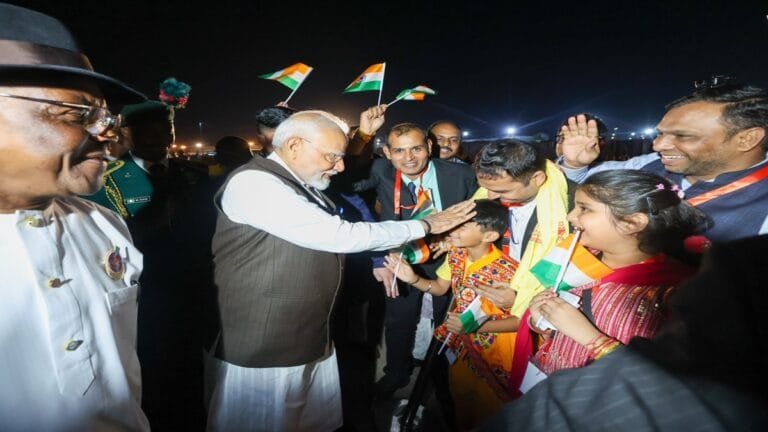 ऐतिहासिक यात्रा पर नाइजीरिया पहुंचे पीएम मोदी, प्रवासी भारतीयों ने किया भव्य स्वागत | घड़ी ऐतिहासिक यात्रा पर नाइजीरिया पहुंचे पीएम मोदी, प्रवासी भारतीयों ने किया भव्य स्वागत | घड़ी