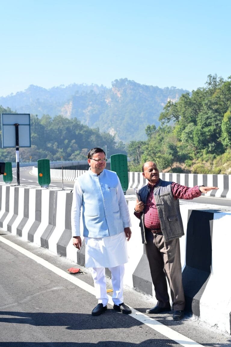 सीएम ने डाट काली मंदिर में दिल्ली-देहरादून एक्सप्रेस वे के निर्माण कार्यों का निरीक्षण किया सीएम ने डाट काली मंदिर में दिल्ली-देहरादून एक्सप्रेस वे के निर्माण कार्यों का निरीक्षण किया