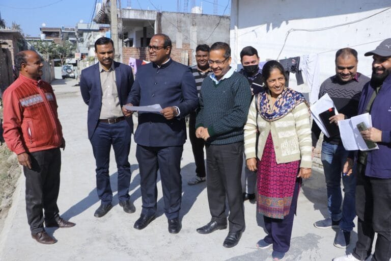 मुख्य निर्वाचन अधिकारी ने राजधानी के विभिन्न पोलिंग बूथों का निरीक्षण कर जनता से लिया फीडबैक मुख्य निर्वाचन अधिकारी ने राजधानी के विभिन्न पोलिंग बूथों का निरीक्षण कर जनता से लिया फीडबैक